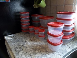 25 Rubbermaid easy find lids storage containers.