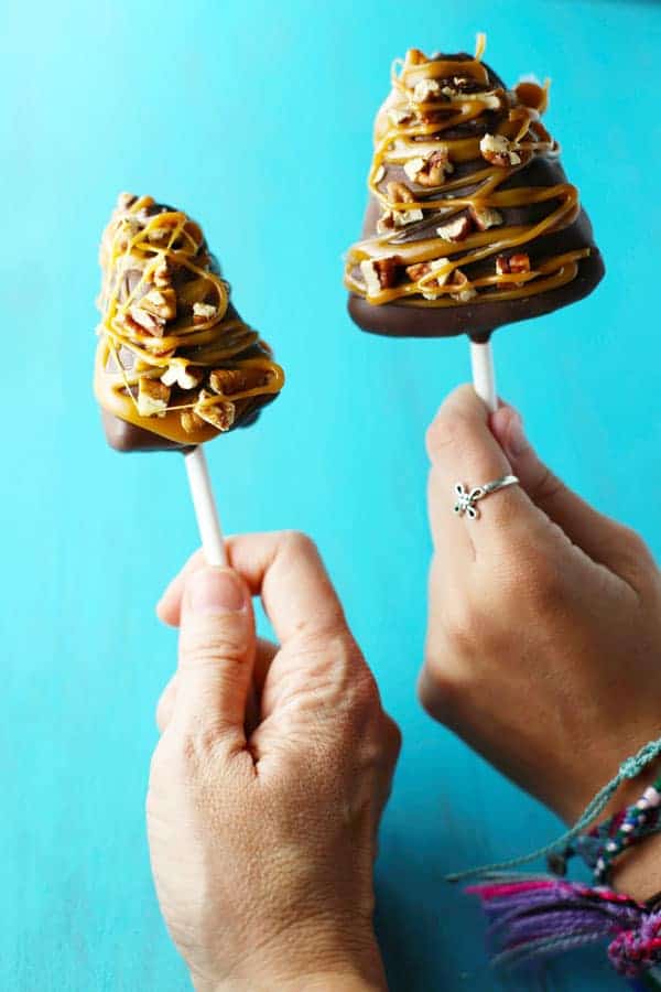 Chocolate turtle cheesecake pops from Mom Loves Baking.