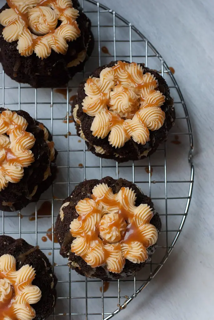 Guinness stout mini cakes with bailey's buttercream from Pineapple And Coconut.