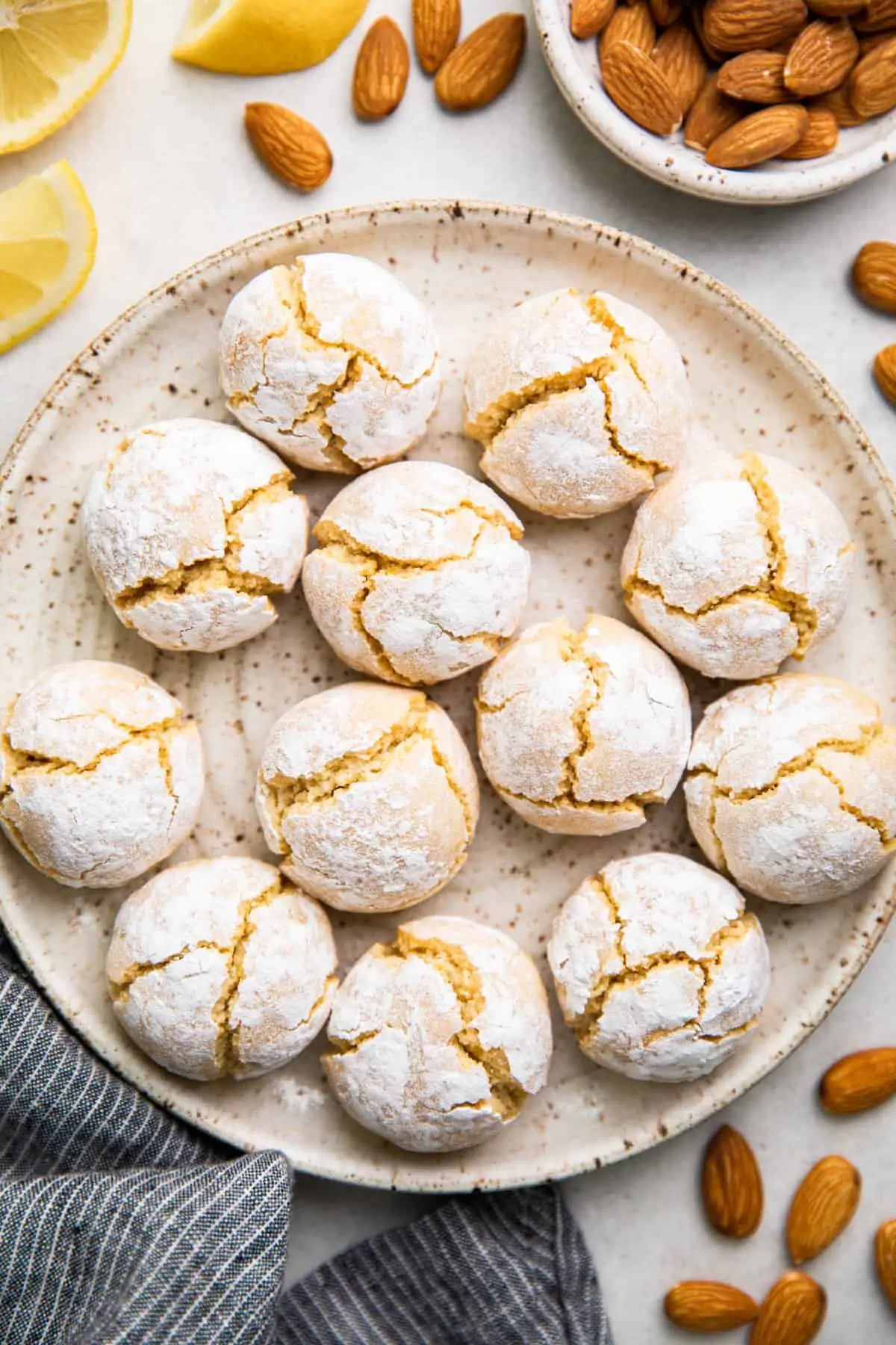 Image of Amaretti cookies from Veronika's Kitchen.