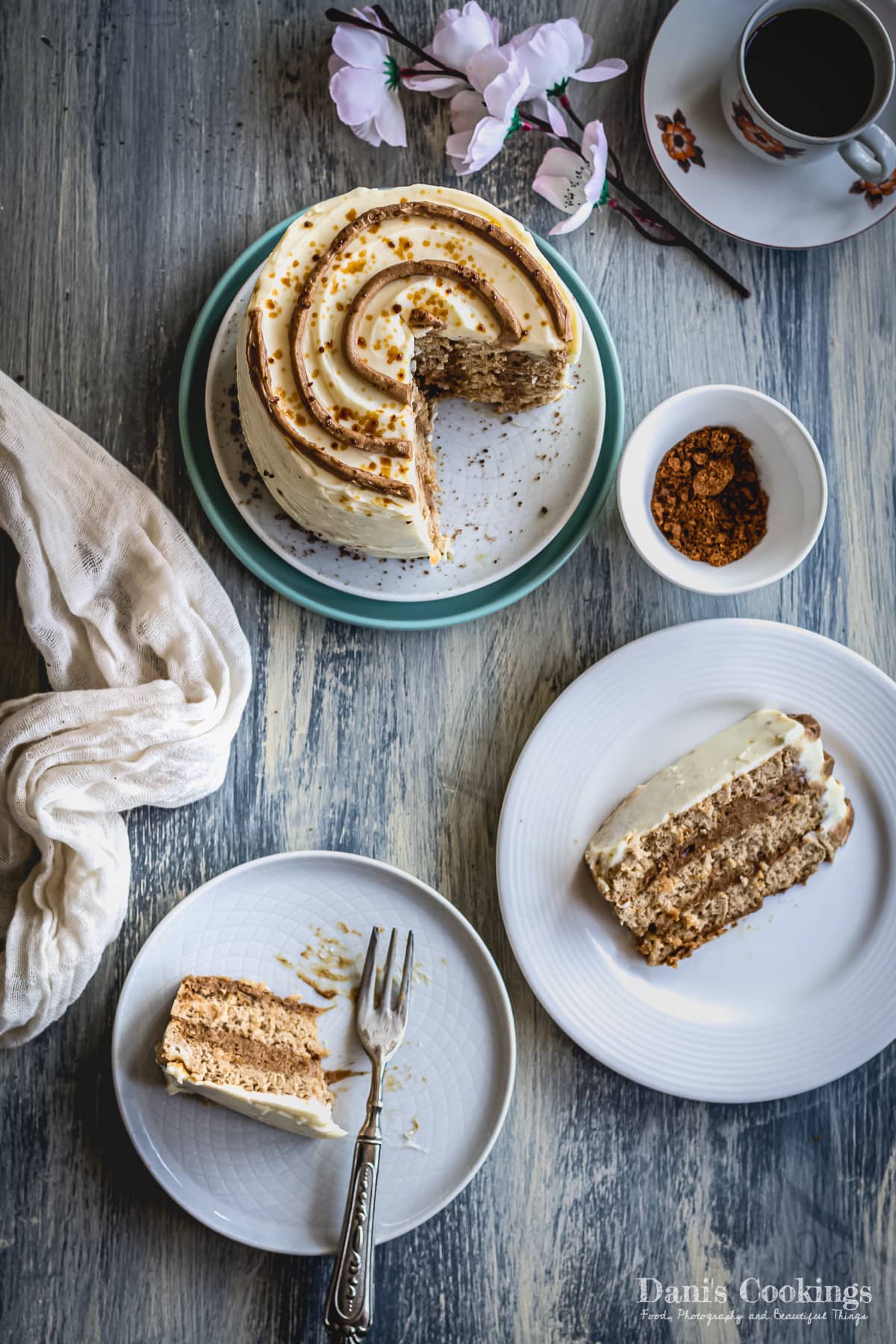 Cinnamon roll cake from Dani's Cookings.