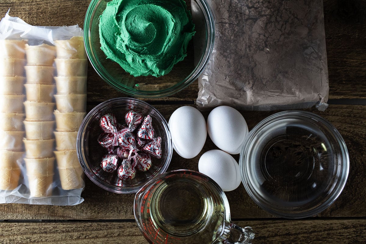 Ingredients for Christmas tree cake kiss pops.