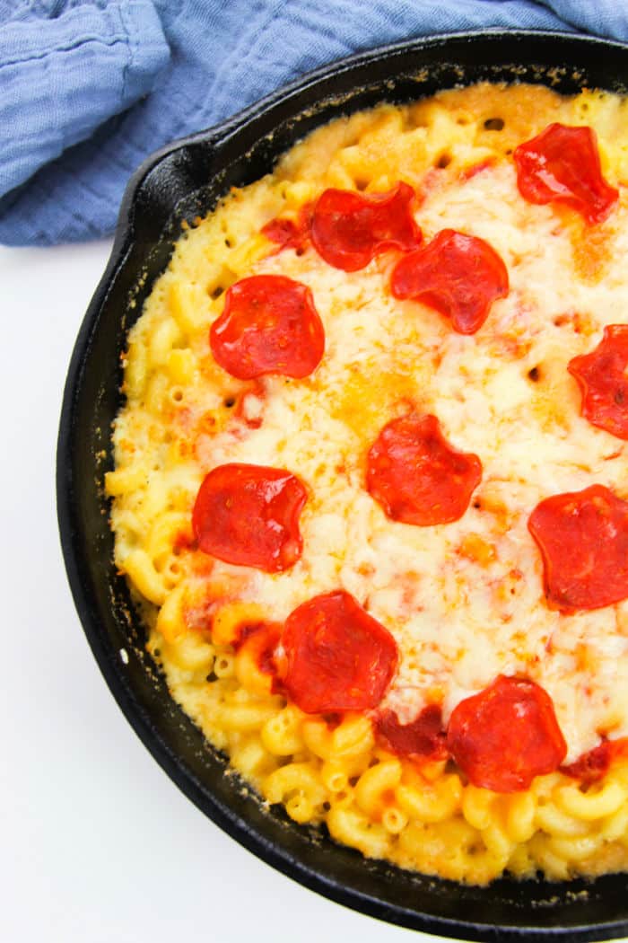 Pizza mac and cheese in a cast iron pan.