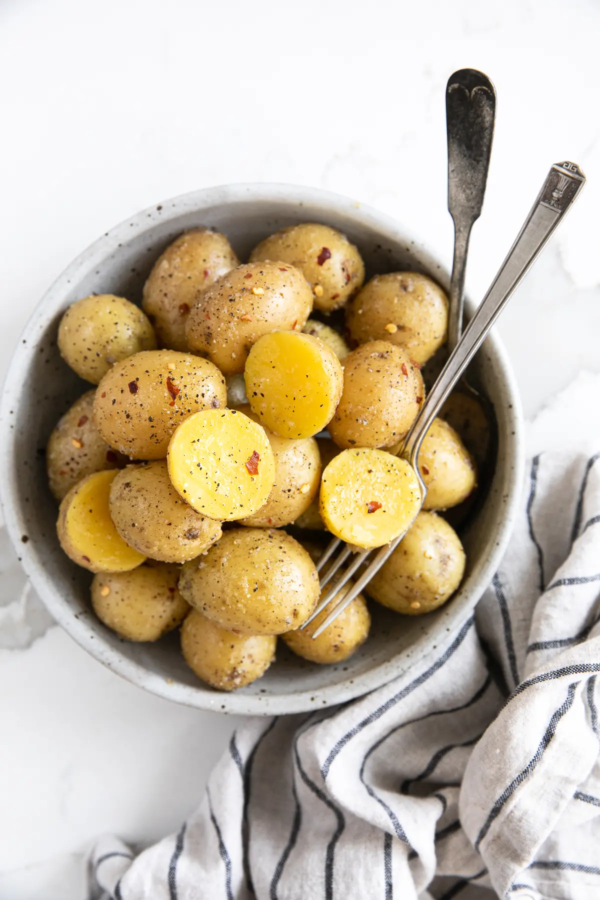 Boil filled with garlic butter boiled potatoes.