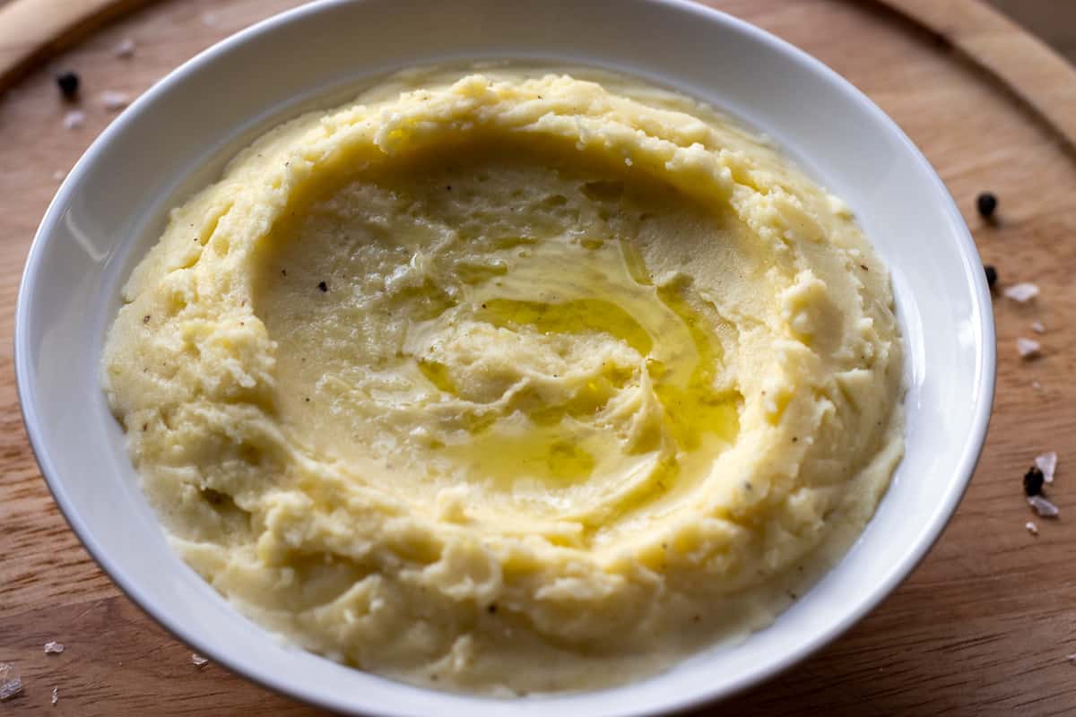 Creamy mashed potatoes in a white bowl.