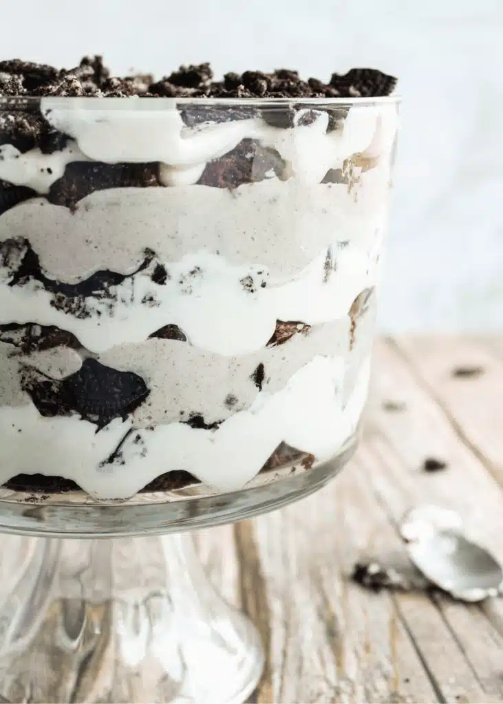 Oreo trifle with brownies in a clear dish.