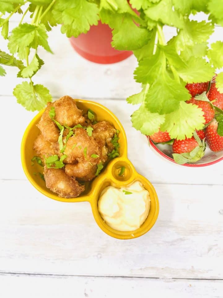 Crispy beer battered prawns with garlic mayo dip.