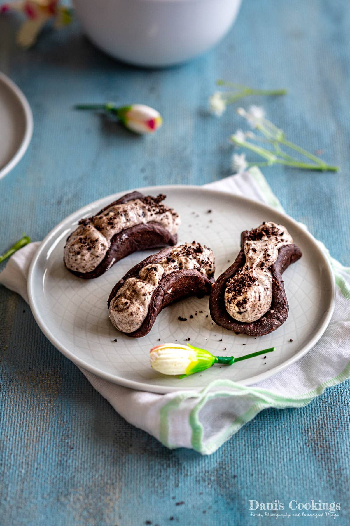 Mini Oreo cheesecake tacos on a decorative plate.