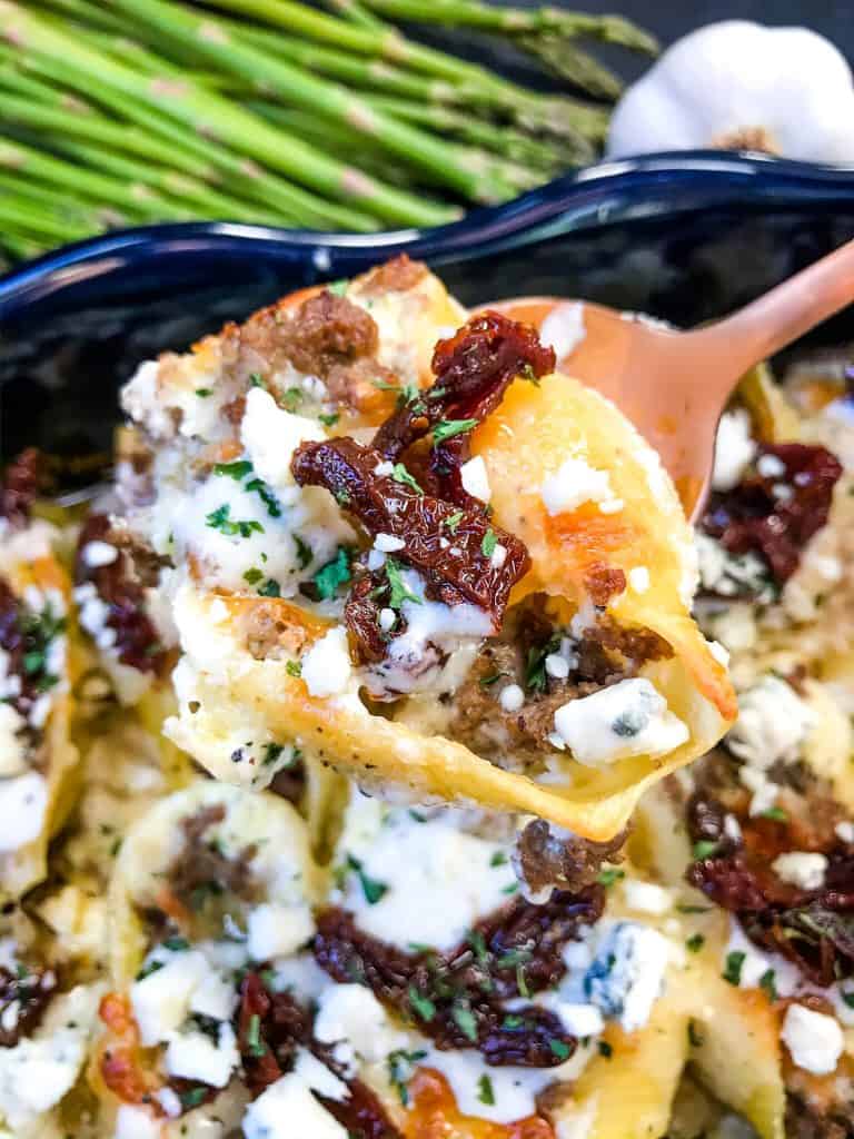 Steak gorgonzola alfredo stuffed shells in a blue baking tray.