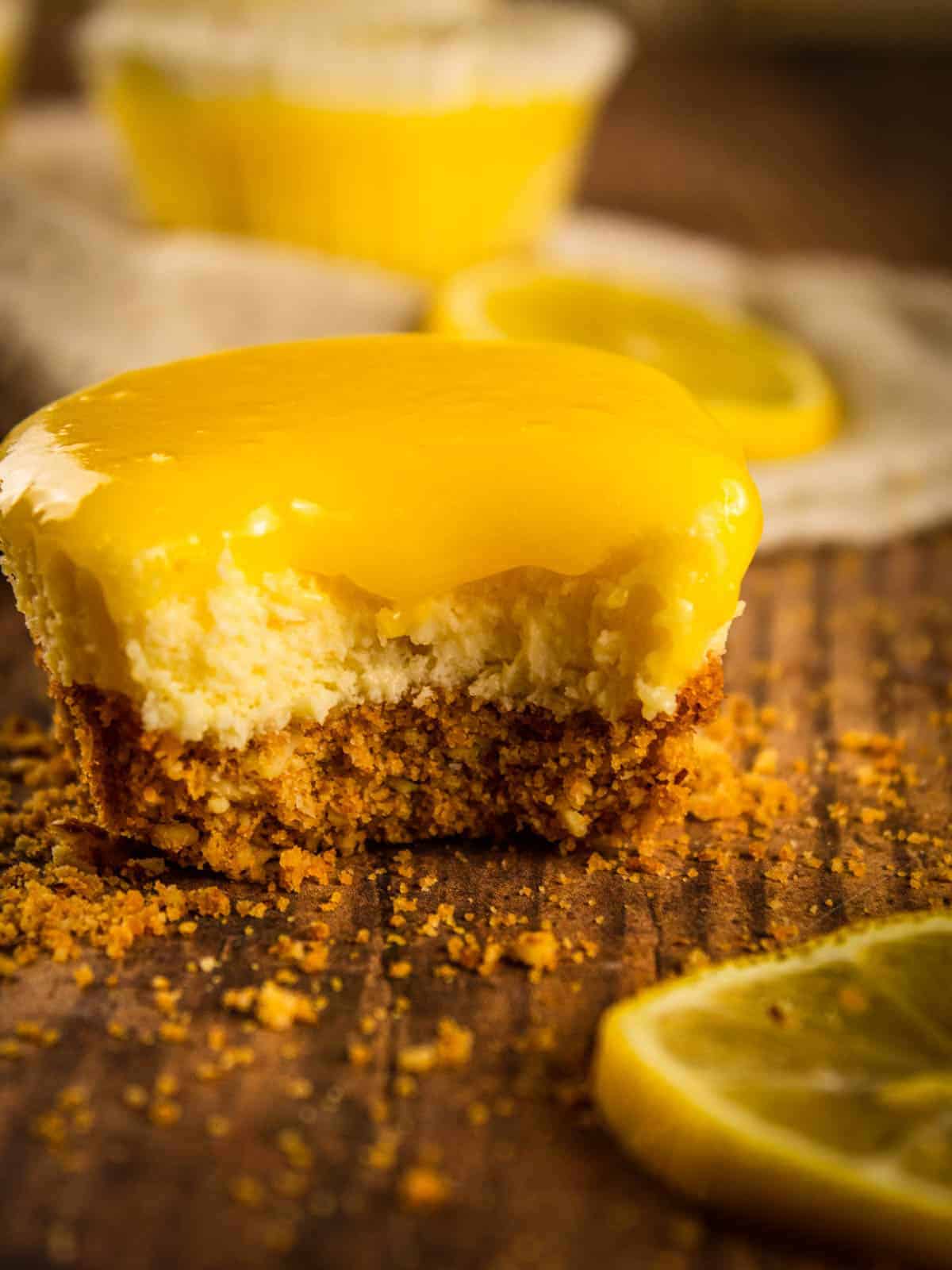 Mini cheesecake with mascarpone with lemon curd.
