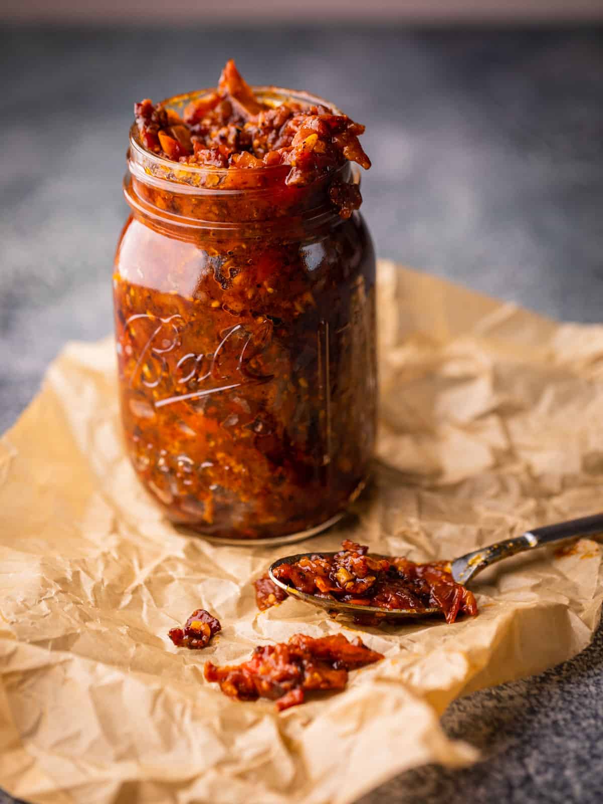 Mason jar full of tomato bacon jam.