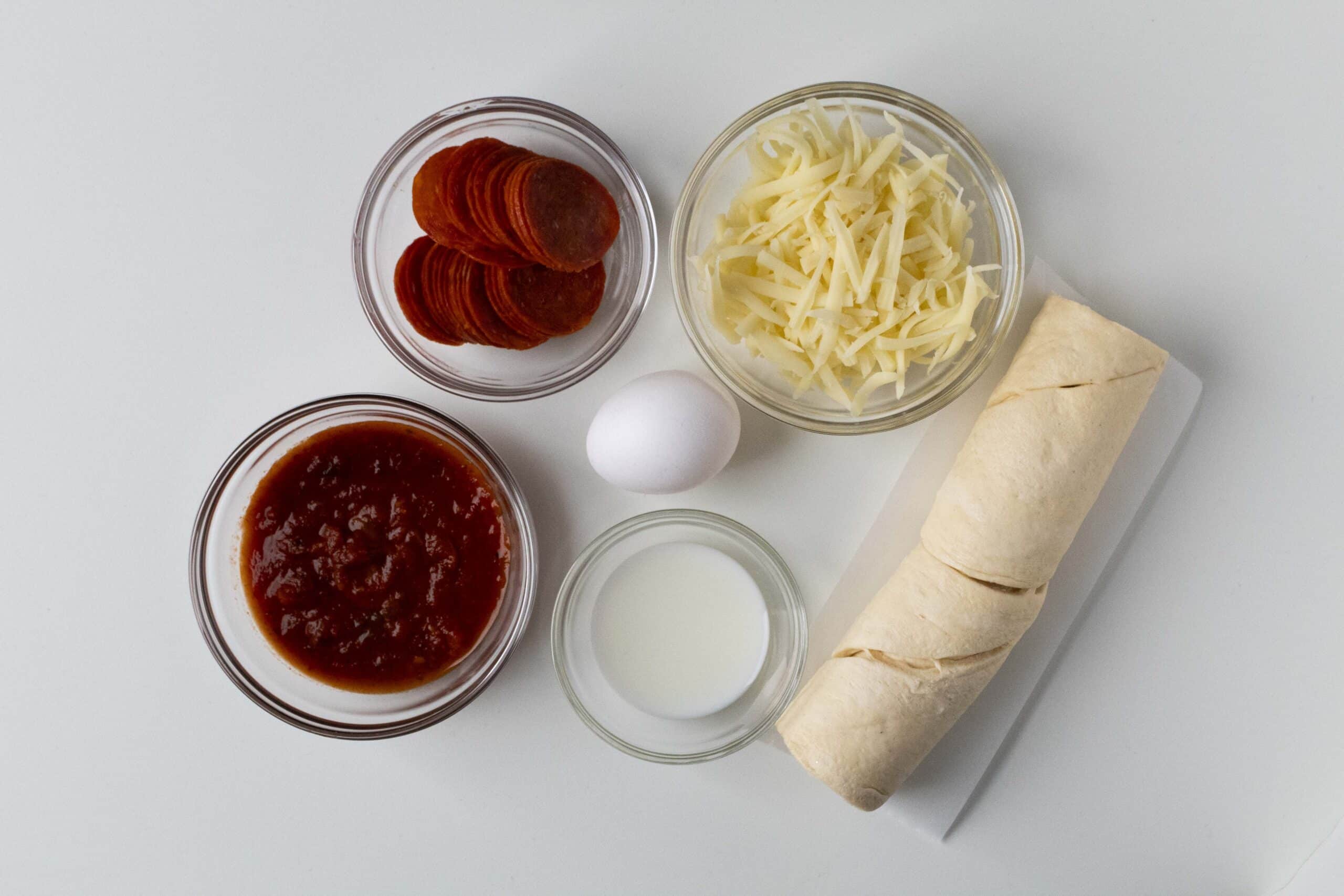 Ingredients for air fryer pizza crescent rolls.