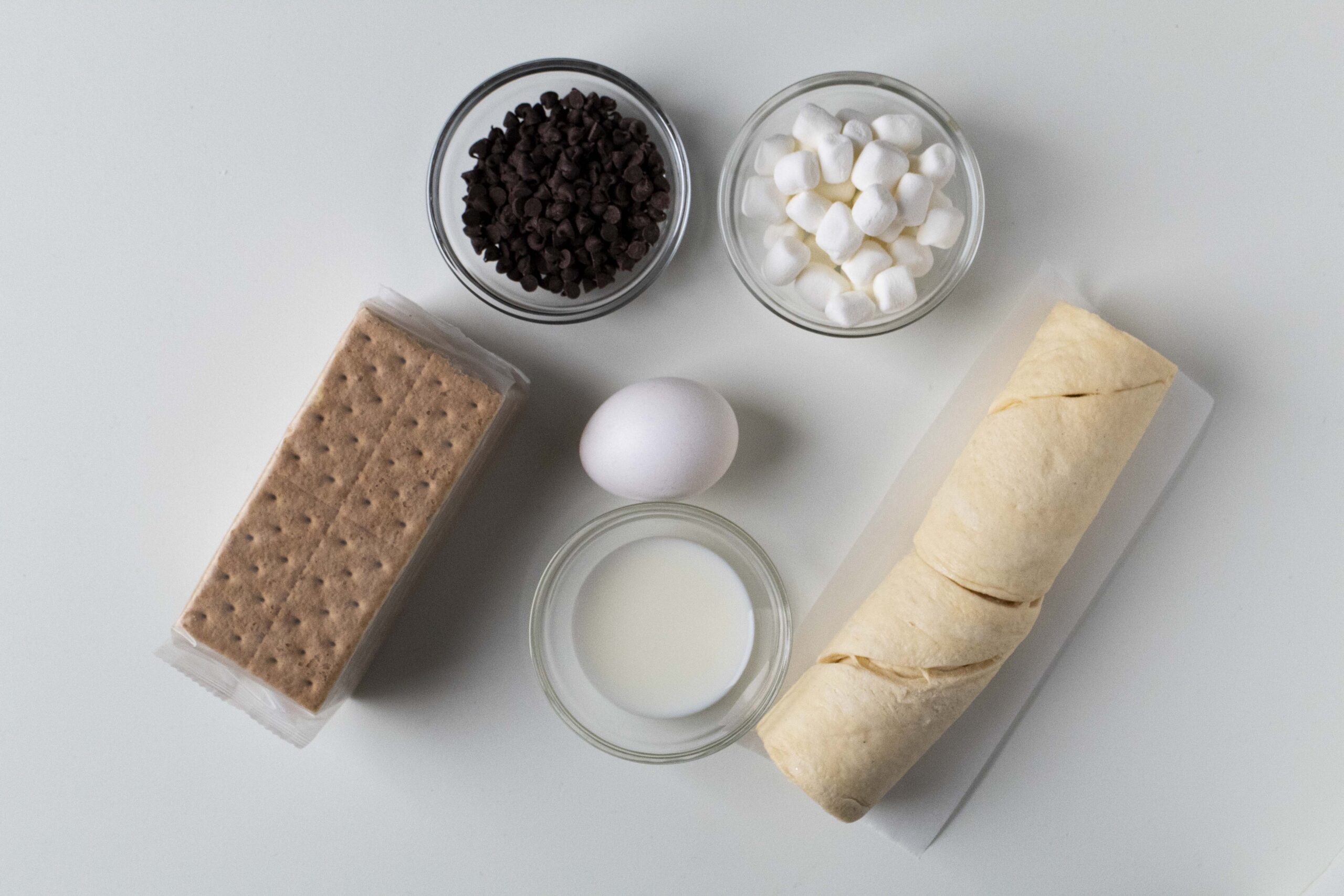 Ingredients for s'mores crescent rolls.