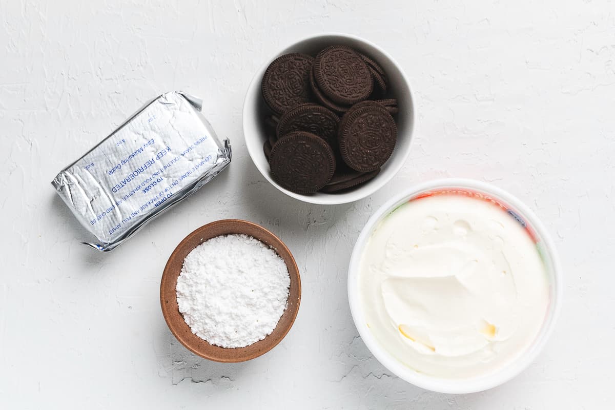 Ingredients for Oreo dip.
